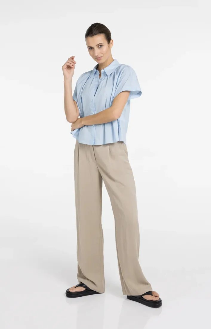 Ärmellose Bluse mit Zierknöpfen