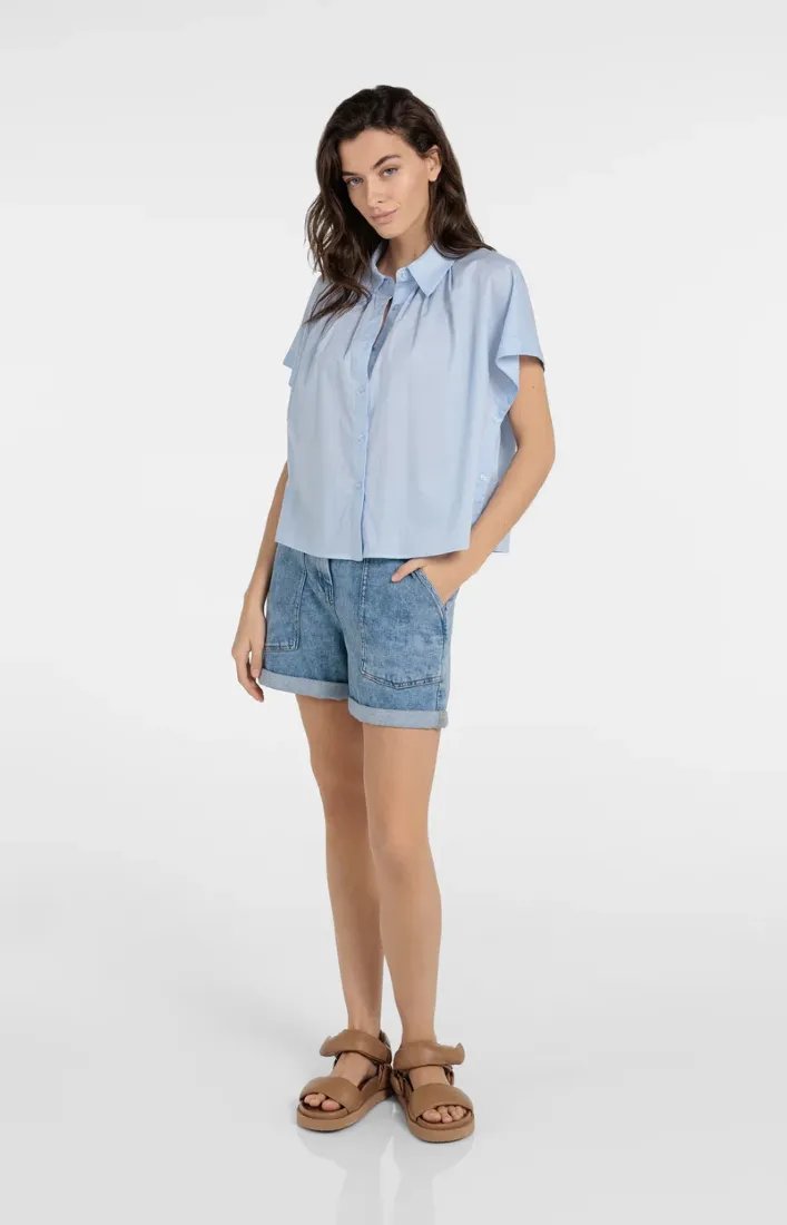 Ärmellose Bluse mit Zierknöpfen