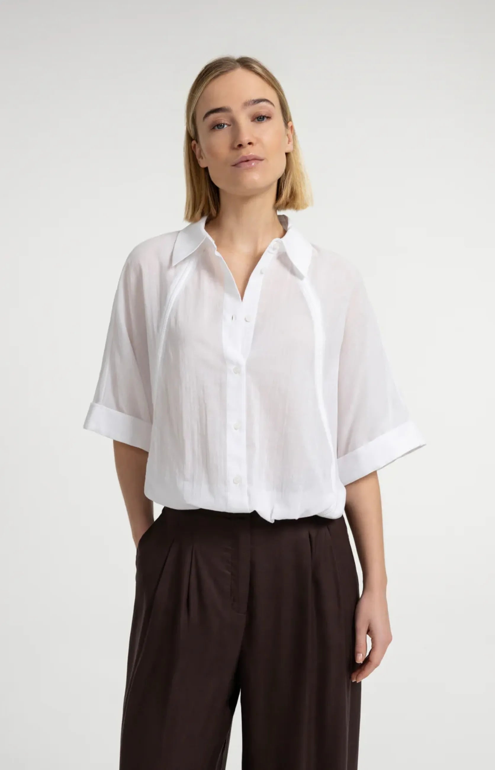 Bluse mit geflochtenen Einsätzen