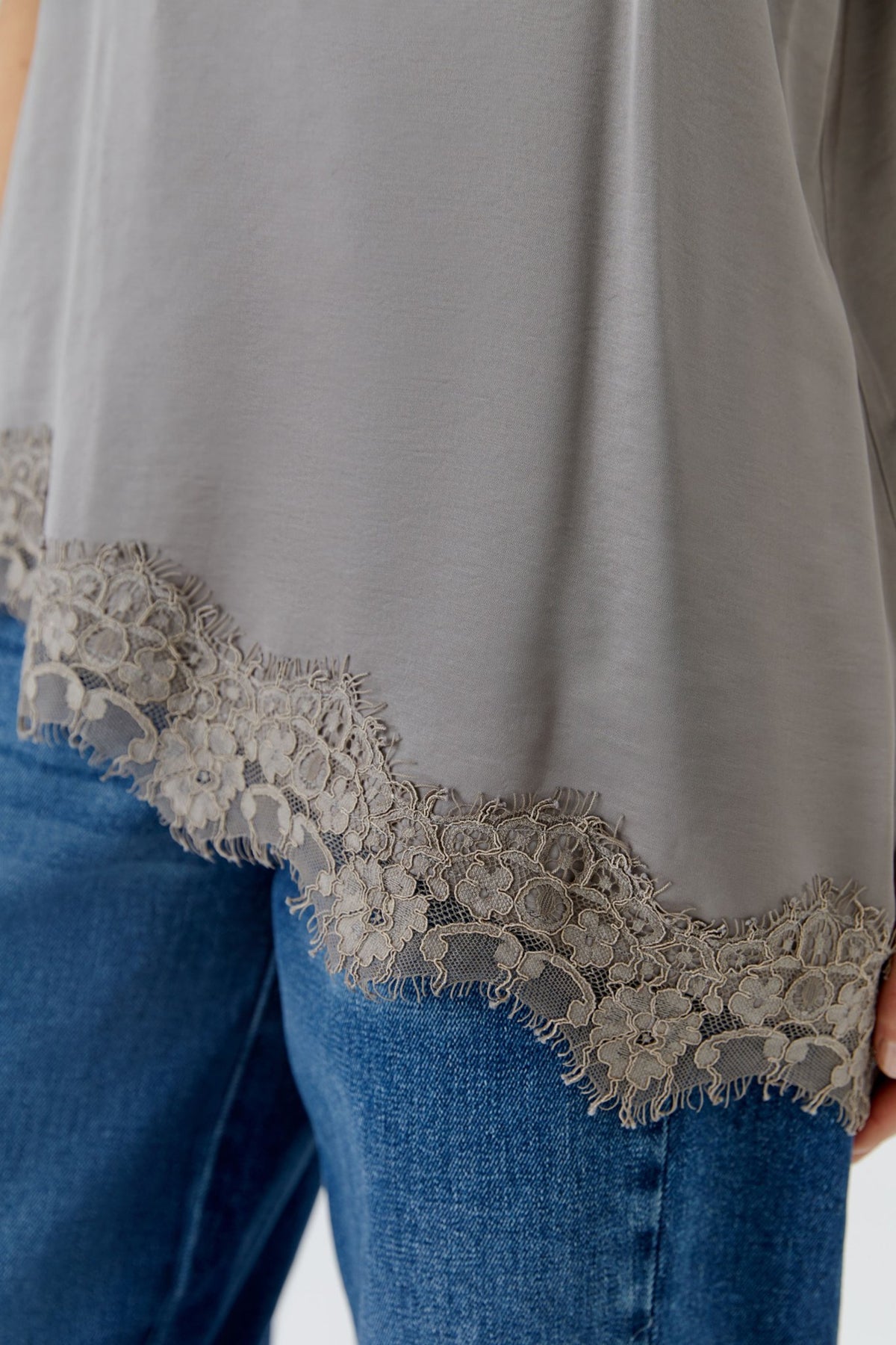 Satintop mit Spitze