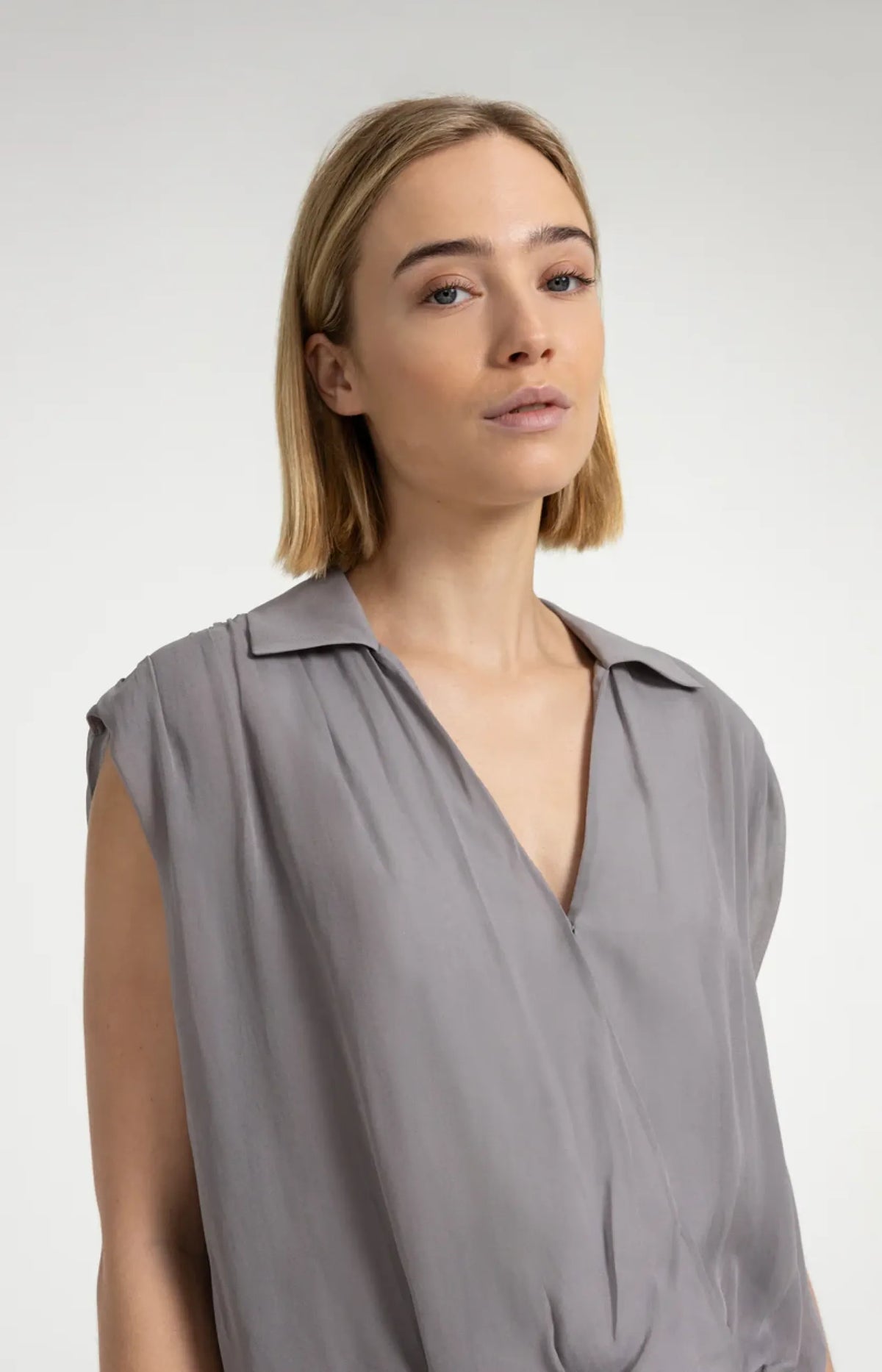 Ärmellose Bluse in Wickeloptik