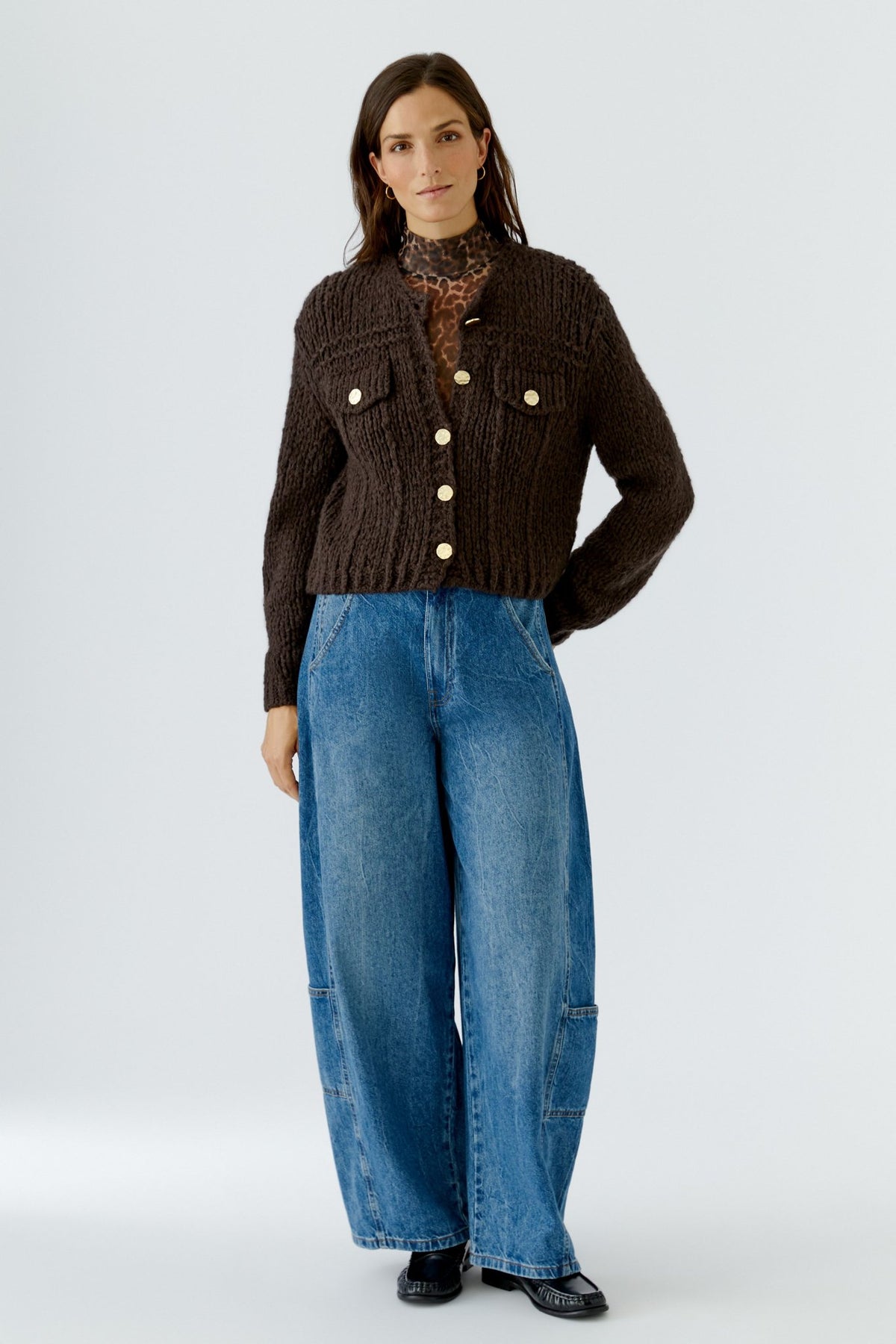 Strickjacke mit goldenen Knöpfen