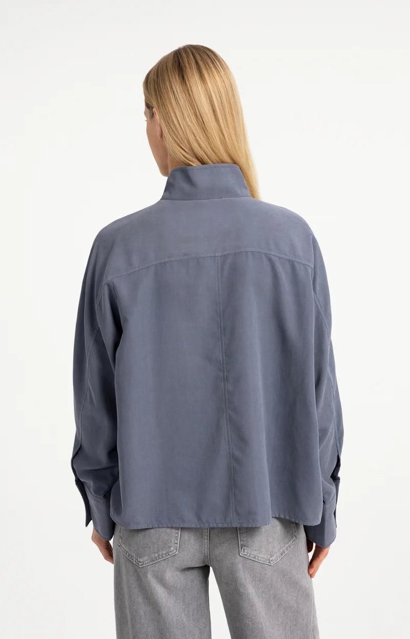 Bluse mit hohem Kragen