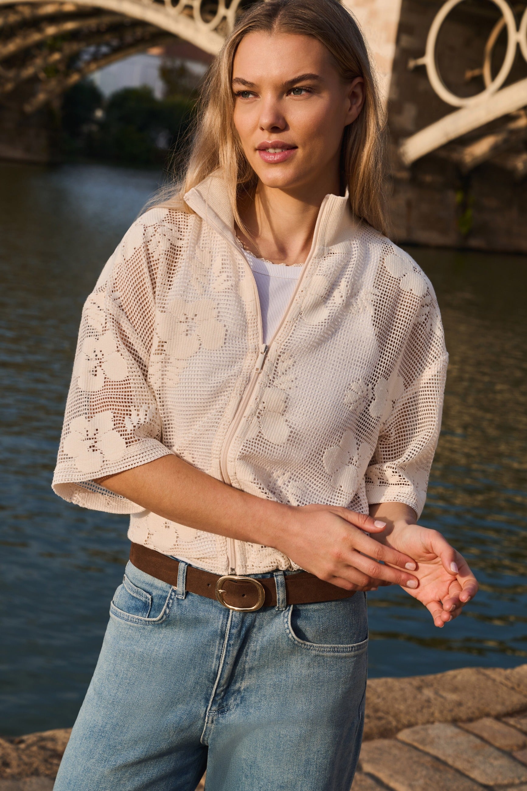 Häkeljacke mit Blumenmuster