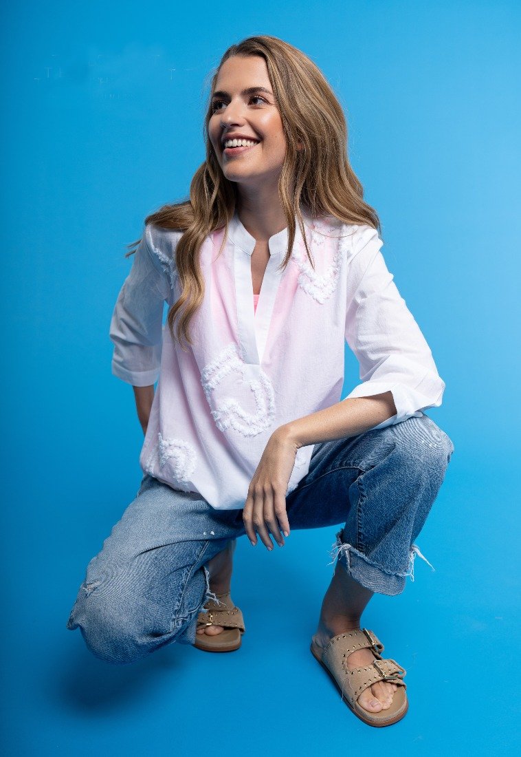 Bluse mit Herzapplikationen