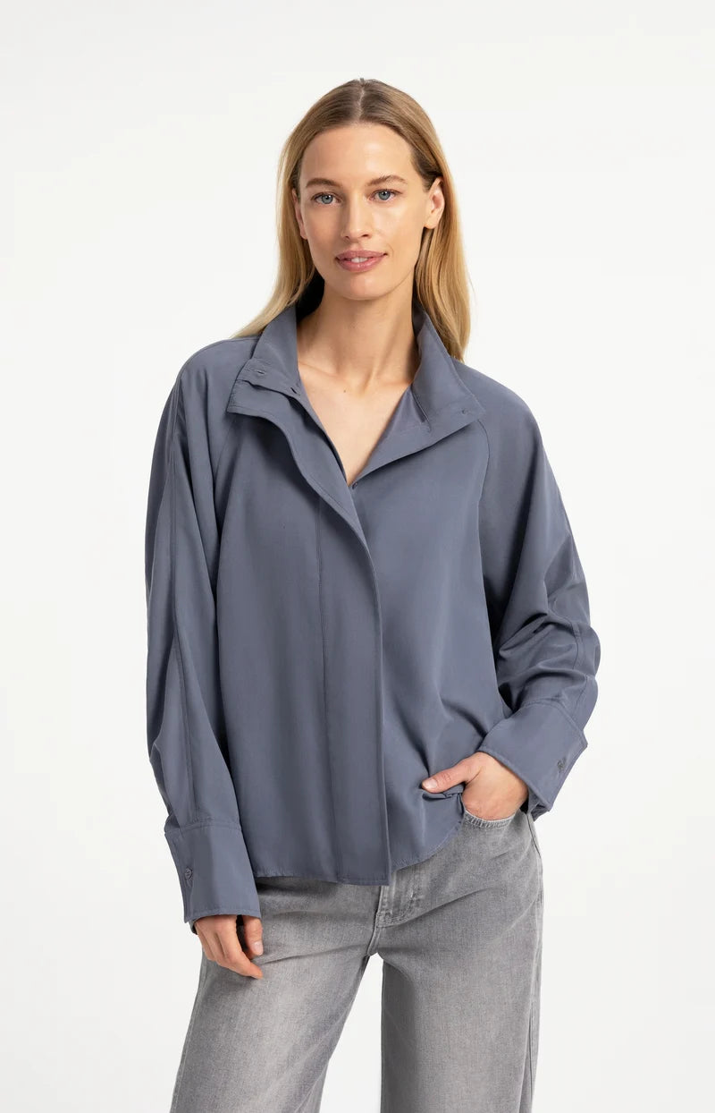Bluse mit hohem Kragen