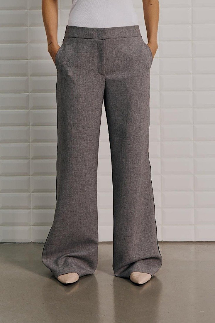WithBlack Hosen Midgrey Me