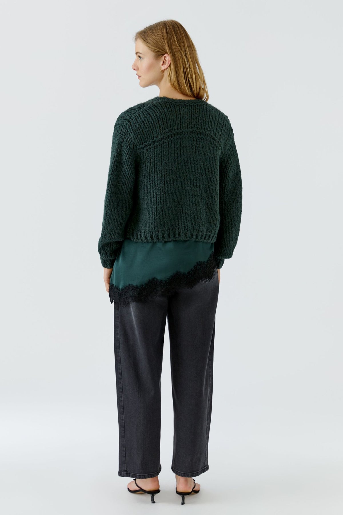 Strickjacke mit goldenen Knöpfen