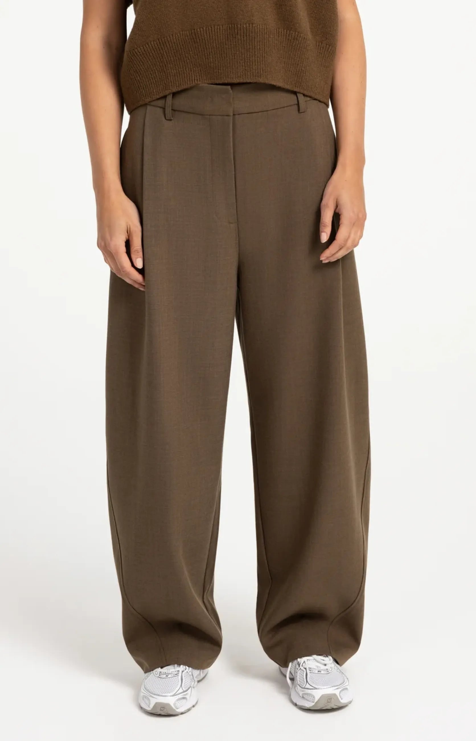 Gewebte Barrel-Leg-Hose mit Zierfalte
