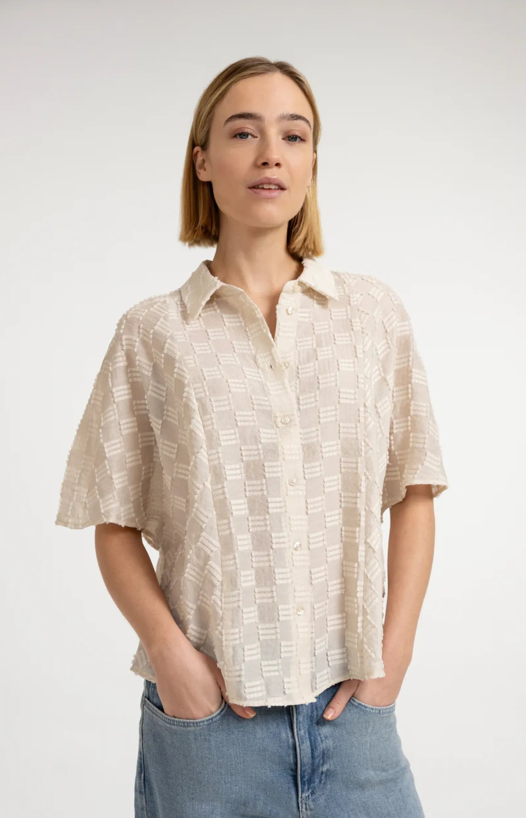 Jacquard-Bluse mit kurzen weiten Ärmeln