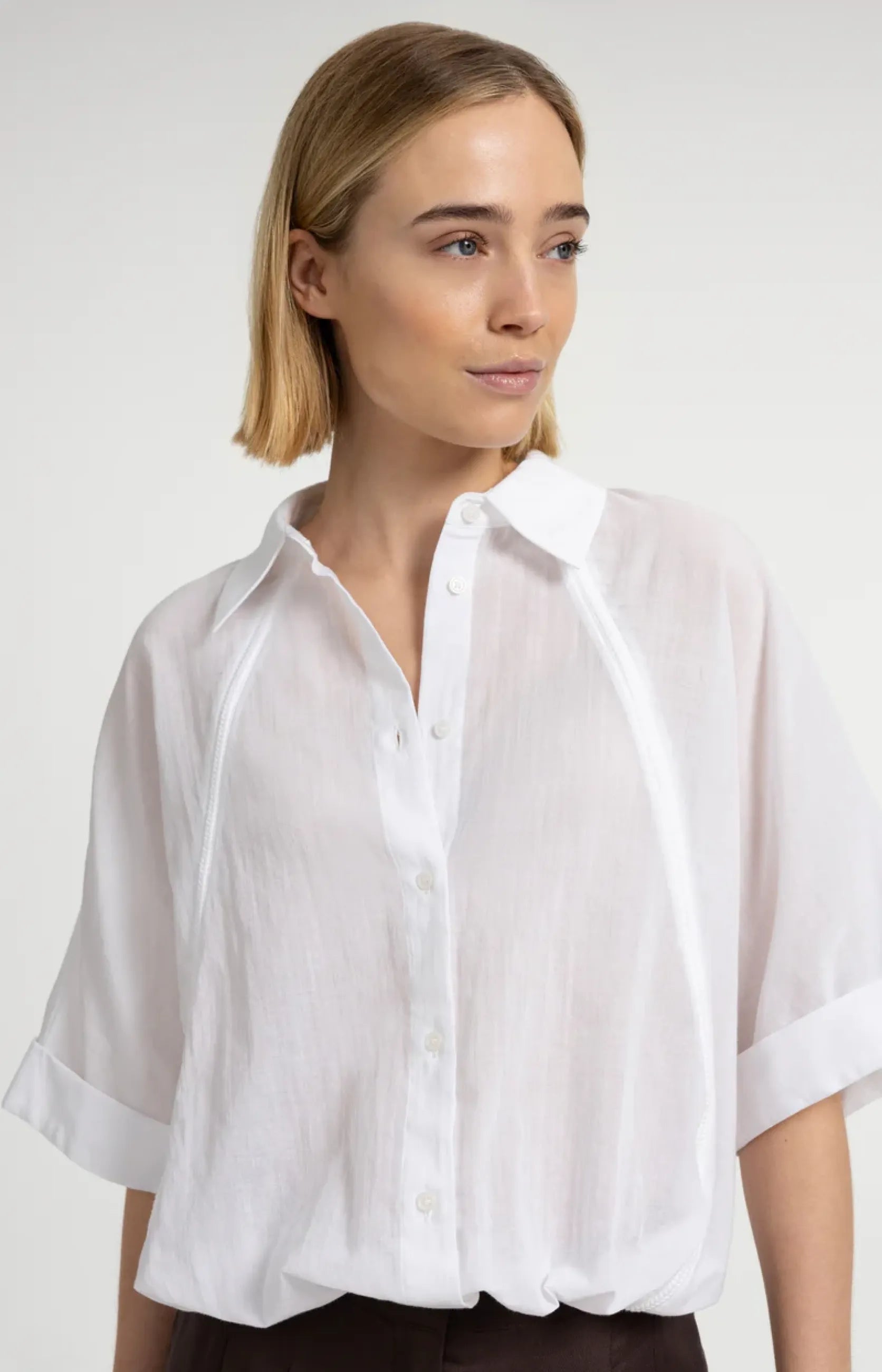 Bluse mit geflochtenen Einsätzen