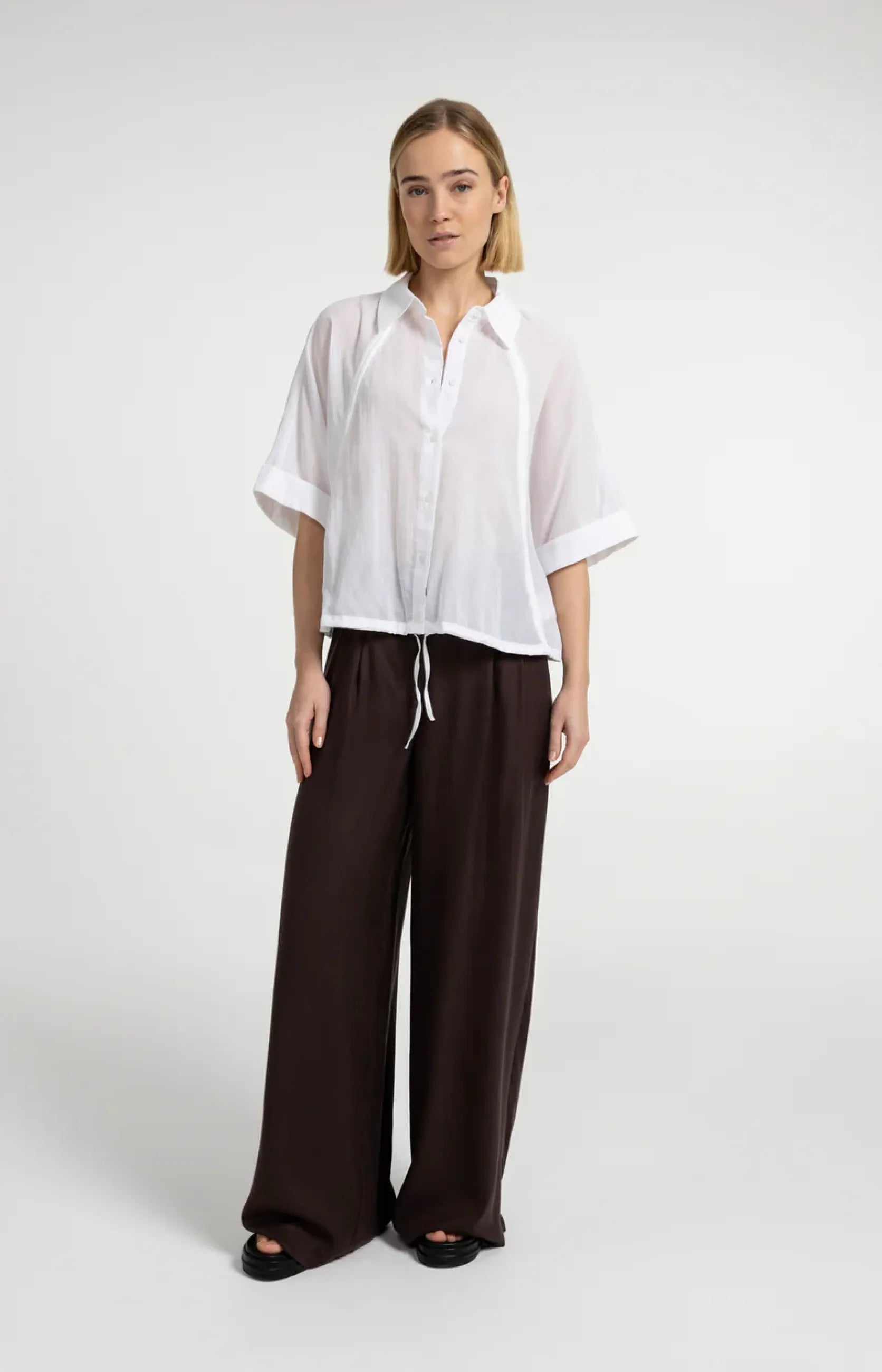 Bluse mit geflochtenen Einsätzen