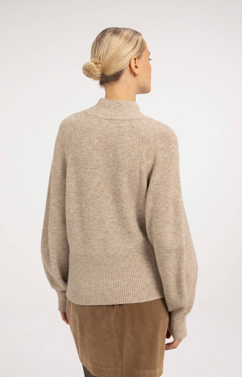 Gestrickter Rollkragenpullover mit Fledermausärmeln