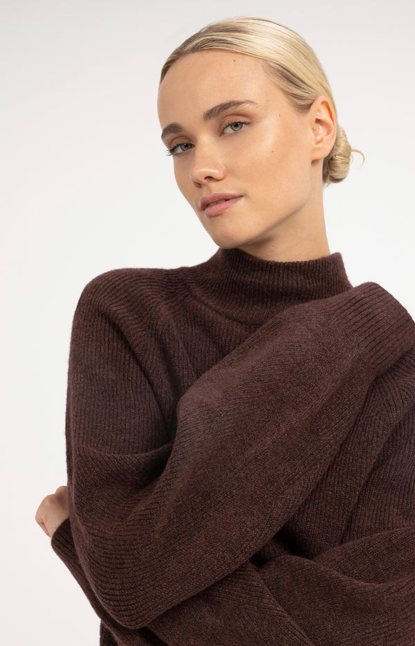Gestrickter Rollkragenpullover mit Fledermausärmeln